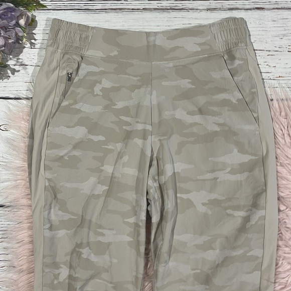 Athleta Brooklyn Textured Jogger petite neutral camo track pants - Picture 5 of 9